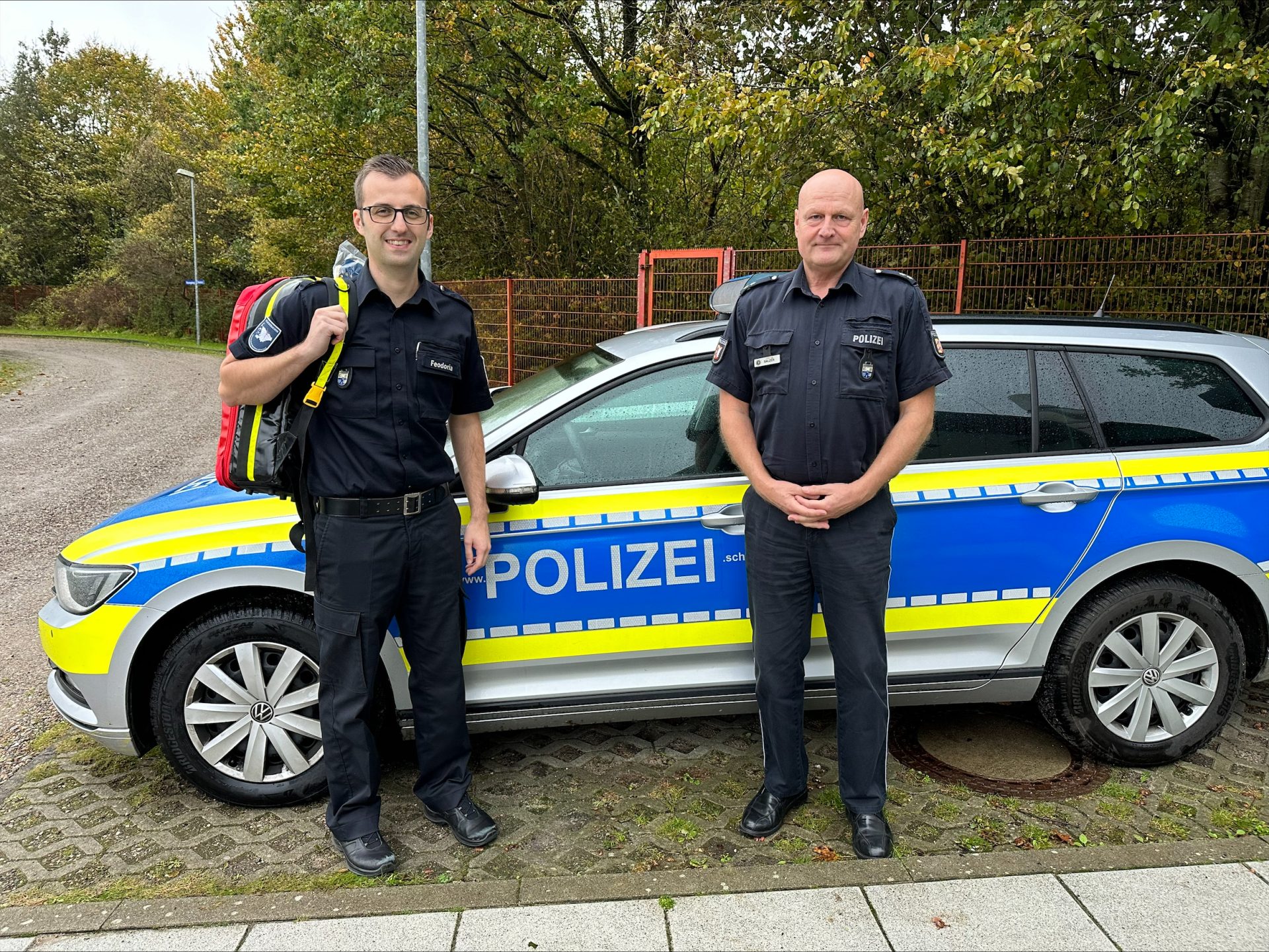 Jörg und Arnd vor Streifenwagen