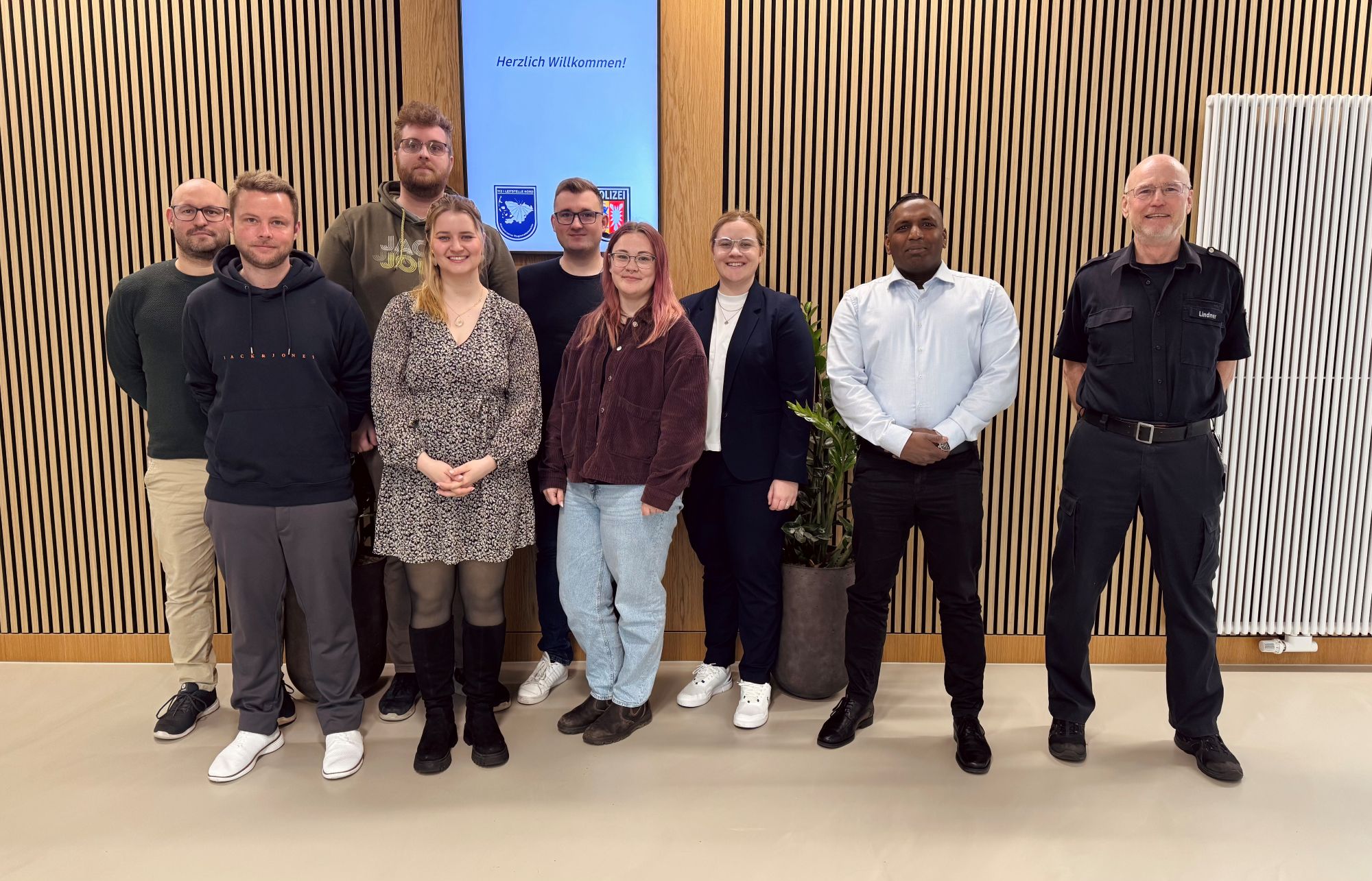 Gruppenfoto von 8 neuen Mitarbeiter:innen