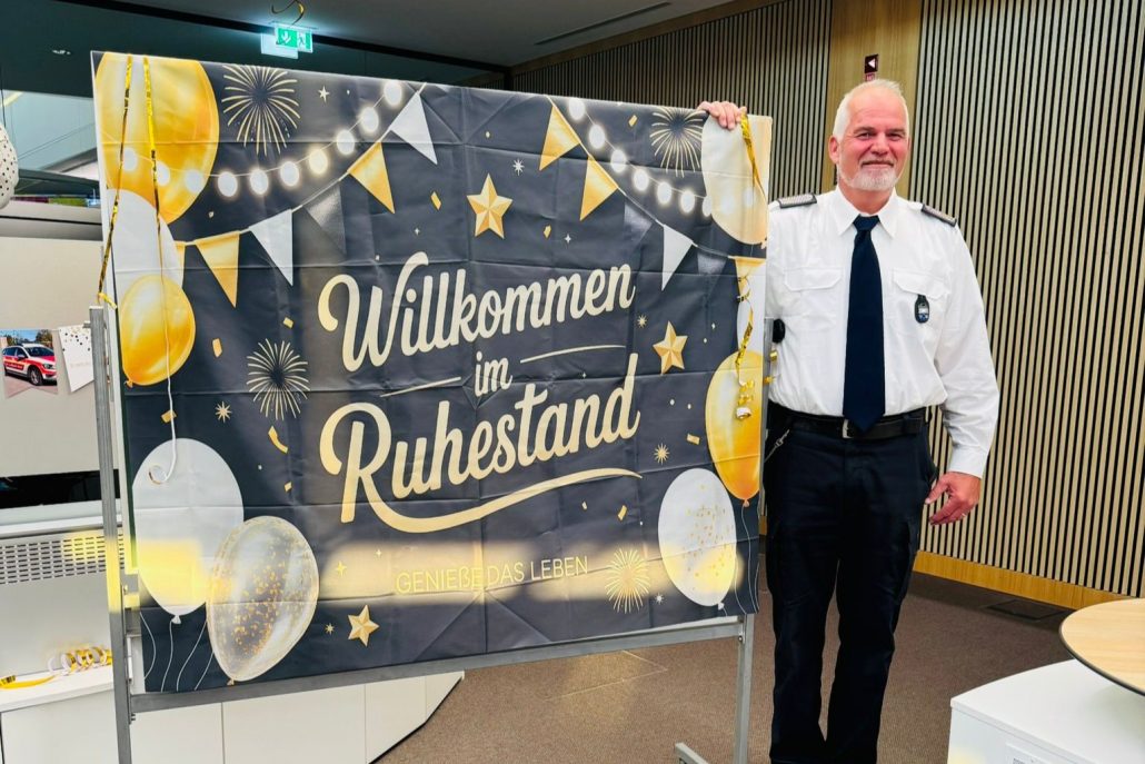 Rolf mit Plakat an seinem letzten Dienst